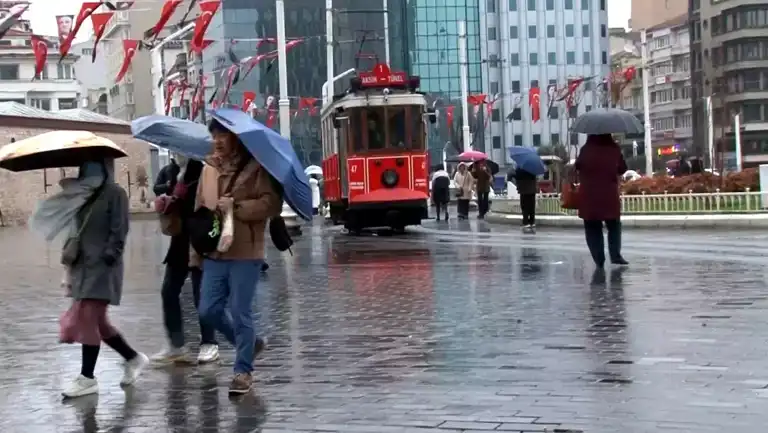 İstanbul'da Soğuk ve Yağmurlu Hava