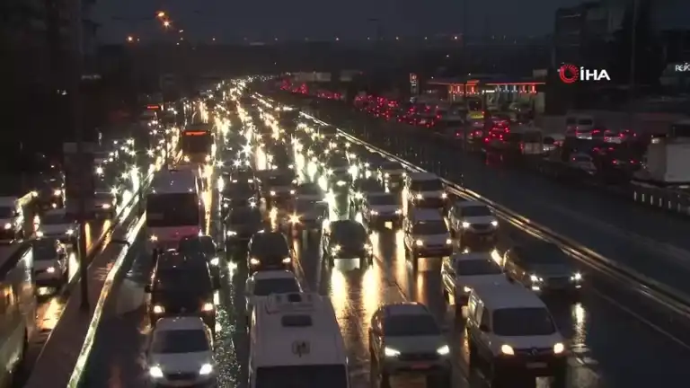 İstanbul'da Trafik Kilitlendi: Yoğunluk %90!