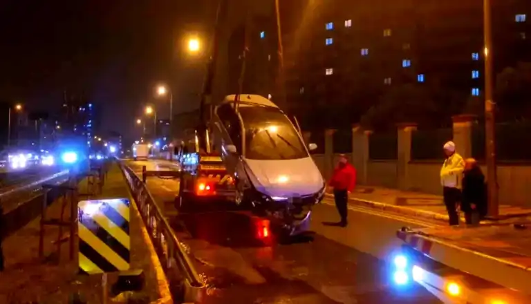 Sultanbeyli'de Dereye Uçan Otomobil: 5 Hafif Yaralı