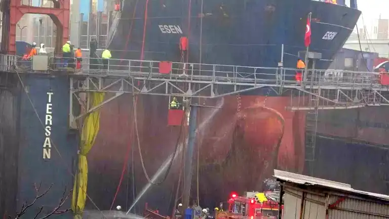 Tuzla Tersanesi'nde Gemi Yangını Söndürüldü